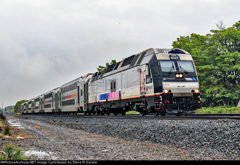 NJT 4527 on train 5513